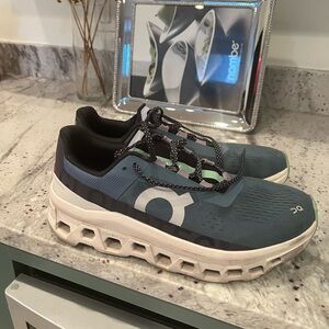 On Cloudmonster shoes in excellent condition. <50 miles and <6 months old.